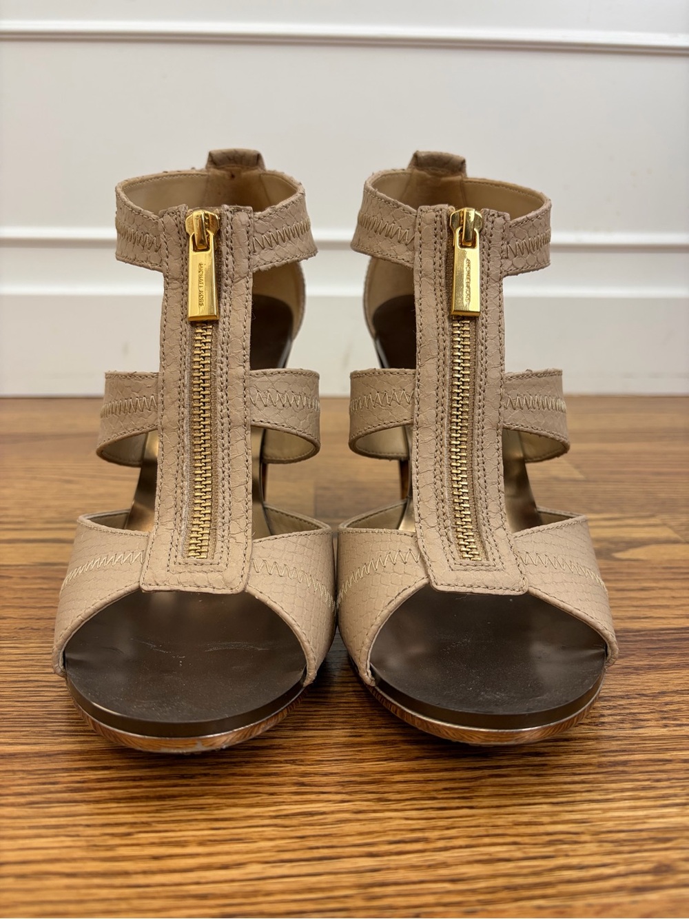 MK Berkley Snake-embossed Leather T-strap Nude Sandals (10) - Picture 4 of 9